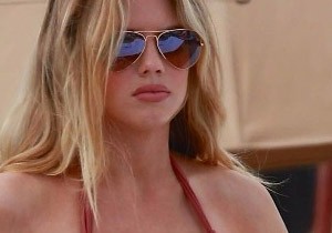 Charlotte McKinney e Bikinisi Kk Geldi! Zor Anlar Yaad...