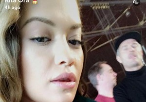 Rita Ora Bikinisiyle Snapchatte