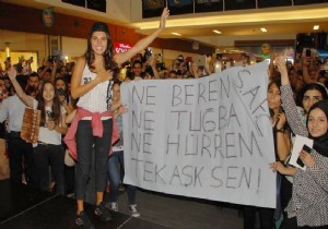 SERENAY AKTAޒIN HAYRANLARINDAN PANKARTLI GNDERME